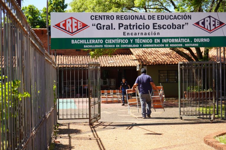 EL GOBIERNO DE ITAPÚA SE ANTICIPA AL INICIO DE CLASES CON ENTREGA DE MOBILIARIOS
