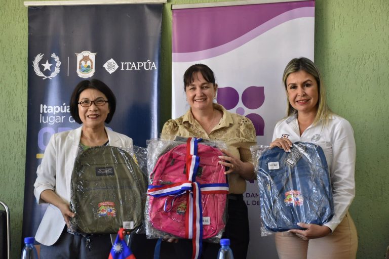 GOBERNACIÓN DE ITAPÚA RECIBE DONACIÓN DE 750 MOCHILAS ESCOLARES DEL GOBIERNO DE LA REPÚBLICA DE CHINA (TAIWÁN)