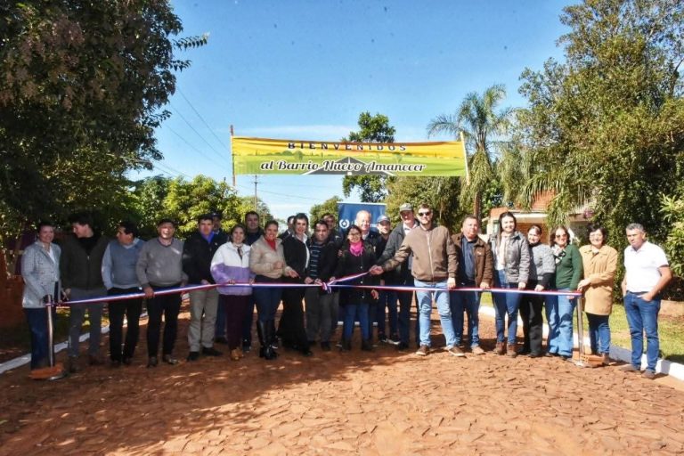Inauguración de empedrado con cordón cuneta en Capitán Meza